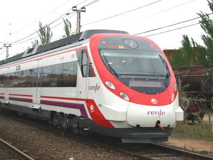 Tren de Cercanías Civia fabricado por CAF.