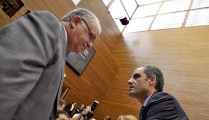 Juan Cotino y Francisco Camps hablan en las Cortes Valencianas.