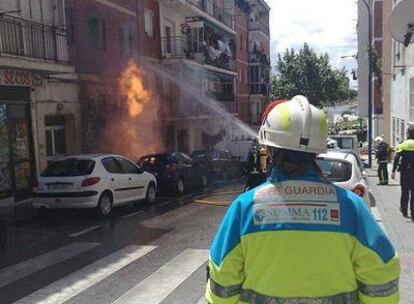 Los bomberos apagan el incendio originado tras la deflagración.