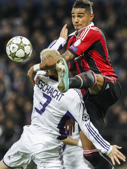 Boateng, del Milan, lucha por el balón con Olivier Deschacht.