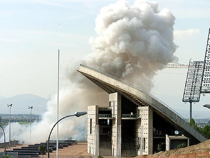 Una columna de fuego y humo se eleva sobre el estadio de la Peineta de Madrid momentos después del atentado.