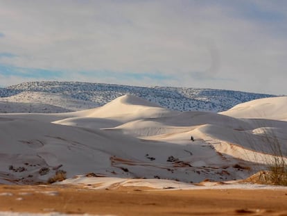 Dunas nevadas em Aïn Séfra, Argélia.