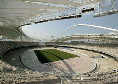 Imagen panorámica del estadio y de su cubierta, diseñada por el arquitecto español Santiago Calatrava.