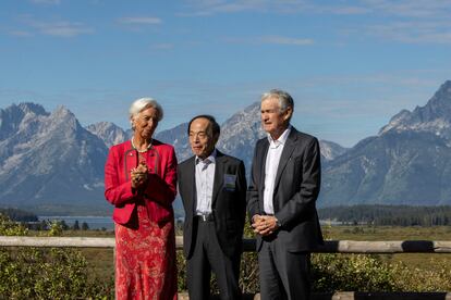 Christine Lagarde, presidenta del BCE; Kazuo Ueda, gobernador del Banco de Japón; y Jerome Powell, presidente de la Fed, en el foro de Jackson Hole, en Moran (Wyoming, EE UU), en 2023.