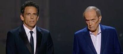 Ben Stiller y Bob Newhart, dos cómicos de generaciones diferentes que se lanzaron pullas sobre el escenario.