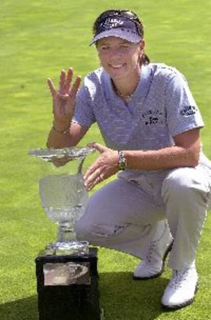 Annika Sorenstam indica con sus dedos sus cuatro triunfos seguidos.