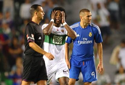 Referee Mu&ntilde;iz Fernandez and a frustrated Carlos S&aacute;nchez during the match between Elche CF and Real Madrid.
 