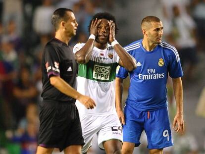 Referee Mu&ntilde;iz Fernandez and a frustrated Carlos S&aacute;nchez during the match between Elche CF and Real Madrid.
 