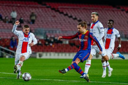 Griezmann dispara a la puerta del PSG en el último duelo europeo.