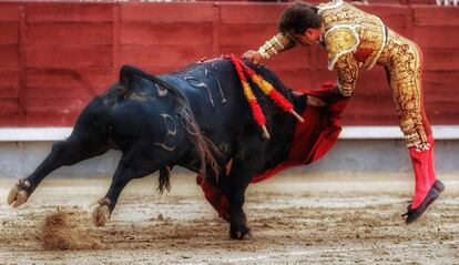 Estocada de El Juli al primer toro de su lote.