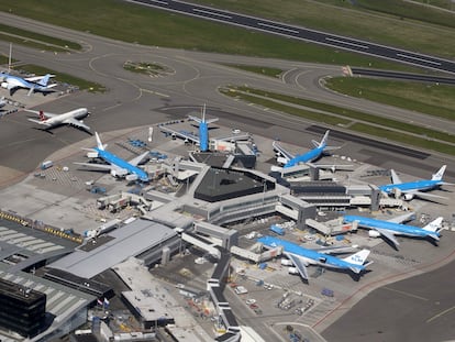 Varios aviones en el aeropuerto de Ámsterdam, en abril.