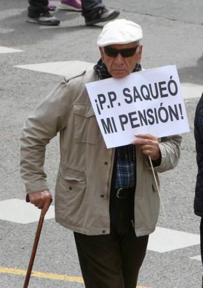 A Madrid protester carries a sign that says "The PP looted my pension."