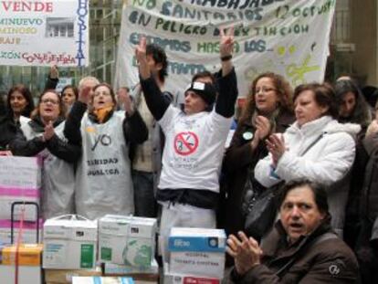 La plataforma de trabajadores ante la Consejería de Sanidad.