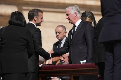 El presidente francés, Emmanuel Macron, saluda al rey Felipe de Bélgica a su llegada al funeral por el papa Francisco.