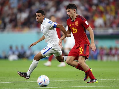 Pedri conducía el balón en el partido de España ante Costa Rica.