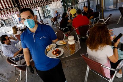 Clientes en las terrazas de los bares de la Plaza de las Flores en Murcia, el pasado 11 de mayo.