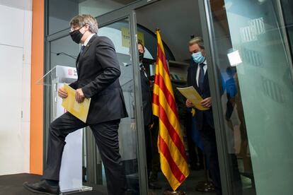 Los expresidents de la Generalitat de Catalunya Carles Puidgemont y Artur Mas a su llegada a una rueda de prensa conjunta en la Casa de la Generalitat de Perpiñán (Francia).