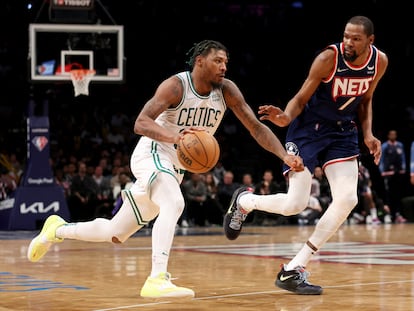 Marcus Smart ante Kevin Durant, en el partido entre Brooklyn Nets y Boston Celtics.