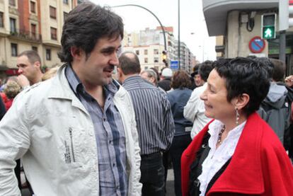 El secretario general de EA, Pello Urizar, ayer en la manifestación junto a la dirigente de la izquierda <i>abertzale</i> ilegalizada, Jone Goirizelaia.