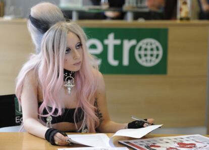 La cantante, en su papel de editora del diario gratuito 'Metro' el pasado lunes, en Londres.