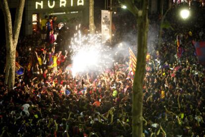 Centenares de aficionados festejando la victoria barcelonista en la rambla de Canaletes, anoche.