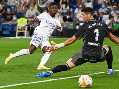 Vinicius marca el tercer gol del Real Madrid al portero del Celta, Dituro.