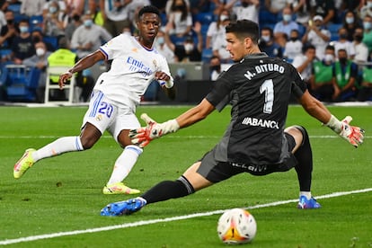 Vinicius marca el tercer gol del Real Madrid al portero del Celta, Dituro.