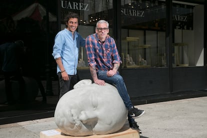 Gabriel Suárez, joyero, y (sentado) Samuel Salcedo, escultor, junto a una de las esculturas creadas por el último y situadas en la plaza de Serrano.