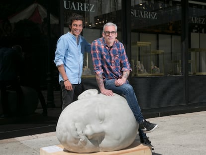 Gabriel Suárez, joyero, y (sentado) Samuel Salcedo, escultor, junto a una de las esculturas creadas por el último y situadas en la plaza de Serrano.