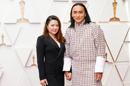 El director Pawo Choyning Dorji y su esposa, Stephanie Lai, en la ceremonia de los Oscar de Hollywood, el 27 de marzo de este año.