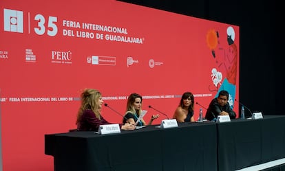 Tamara Tenembaum, Camila Sosa y Julian Herbert en la FIL de Guadalajara
