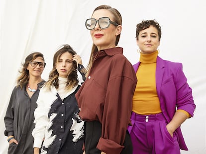 De izda. a dcha., Isabel Inés Casasnovas (Isa Ludita), con su propio vestido camisero, collar bicolor de cuentas y brazaletes en PLA-3D de HELENA ROHNER y gafas de GUCCI. Inés Maestre, con top de cuello vuelto de ASPESI, maxicamisa estampada de MM6 MARGIELA, pantis de CALZEDONIAy anillo de plata en PLA-3D de HELENA ROHNER. Inma Bermúdez luce camisa de DUARTE, pantalón de UTERQÜE y gafas de GUCCI. Teresa Solar viste traje de PLAN C, jersey de cuello vuelto de UNIQLO U y pendientes de HELENA ROHNER.