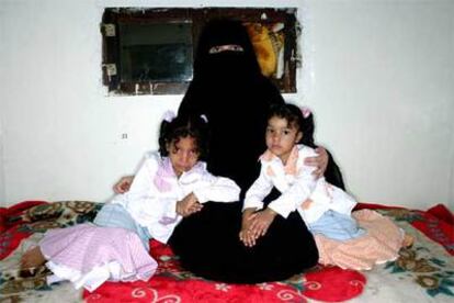 Um Fatima, esposa de Salim Hamdan, en su casa de Yemen junto a sus hijas Fatima (izquierda), de seis años, y Salma, de cuatro.