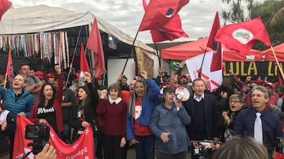 Vigilantes se concentran para saudar al expresidente del PT.