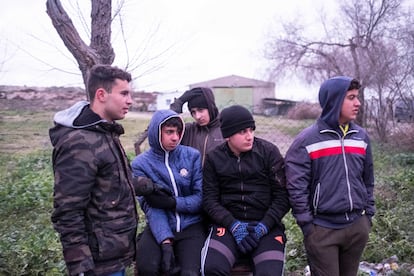 Lamizzo, Ilias, Walid, y otros amigos de la Cañada, aprovechan los últimos minutos de luz en la calle antes de que todo se quede a oscuras