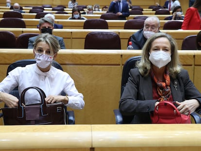 Las vicepresidentas Yolanda Díaz (izquierda) y Nadia Calviño, durante la sesión de control al Gobierno en el Senado, el martes.