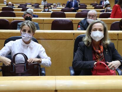 Las vicepresidentas Yolanda Díaz (izquierda) y Nadia Calviño, durante la sesión de control al Gobierno en el Senado, el martes.