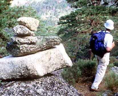 Un excursionista recorre la senda de los Alevines.