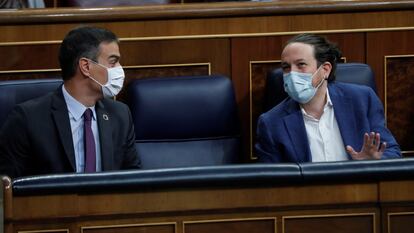 El presidente del Gobierno, Pedro Sánchez, y el vicepresidente segundo, Pablo Iglesias, conversan al inicio de la sesión de control al Ejecutivo, el miércoles en el Congreso.
