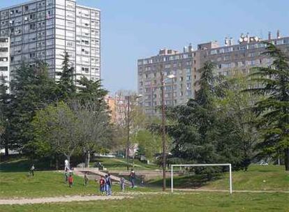 Varios niños juegan en un parque del barrio de Les Minguettes, en el suburbio lionés de Venissieux.