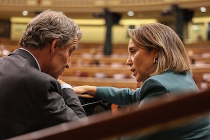 El presidente del PP, Alberto Núñez Feijóo, y la diputada popular Cuca Gamarra, este miércoles en el Congreso.