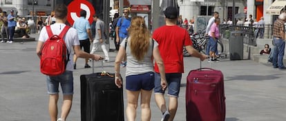 Turistas con maletas en el centro de Madrid.