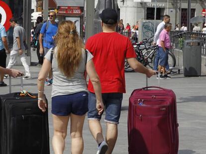 Turistas con maletas en el centro de Madrid.