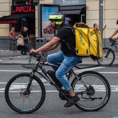 MADRID, SPAIN - 2024/04/06: A courier rider for the food delivery service Glovo is seen riding a bike through the city center. (Photo by Marcos del Mazo/LightRocket via Getty Images)