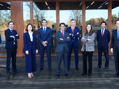 Equipo de Préstamos del Banco Santander: de izquierda a derecha: Agustín Sáez; Jorge Moreno; Virginia Mari; Juan Ruiz-Herrera; Pablo Trueba Salcedo; Javier Trueba; Eugenia Martinez-Simancas; Jorge Lozano; Luis Lainz y Guillaume Baron.