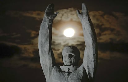 La lluna sobre l'escultura del cosmonauta Iuri Gagarin, a l'aeròdrom rus de Baikonur.