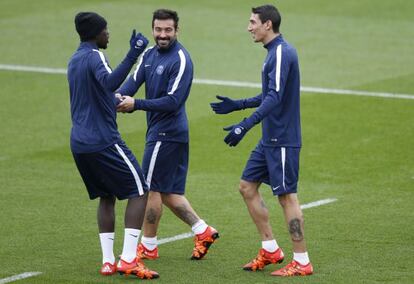 Di María (d) bromea durante un entrenamiento.