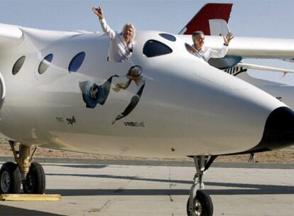 El millonario Richard Branson y Burt Rutan, presidente de Scaled Composites, a bordo de la nave nodriza