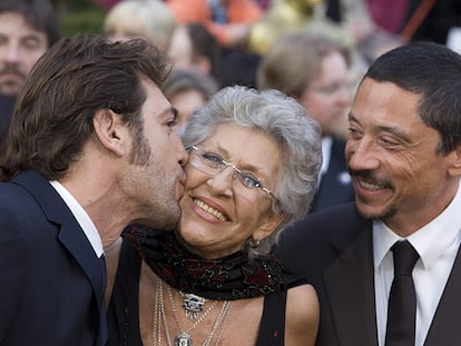 Javier Bardem besa a su madre Pilar, en presencia de su hermano Carlos, en la alfombra roja al llegar a la gala de los Oscar de 2019.