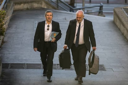 El exjefe de la Policia Local de Coslada Ginés Jiménez junto a su abogado, Oskar Zéin.